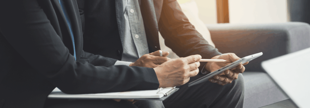 2 dirigeants d'entreprises qui discutent de la gestion de leur holding