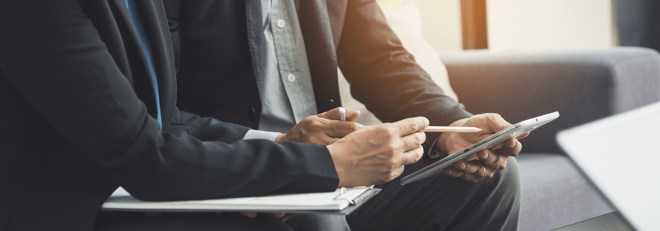 2 dirigeants d'entreprises qui discutent de la gestion de leur holding